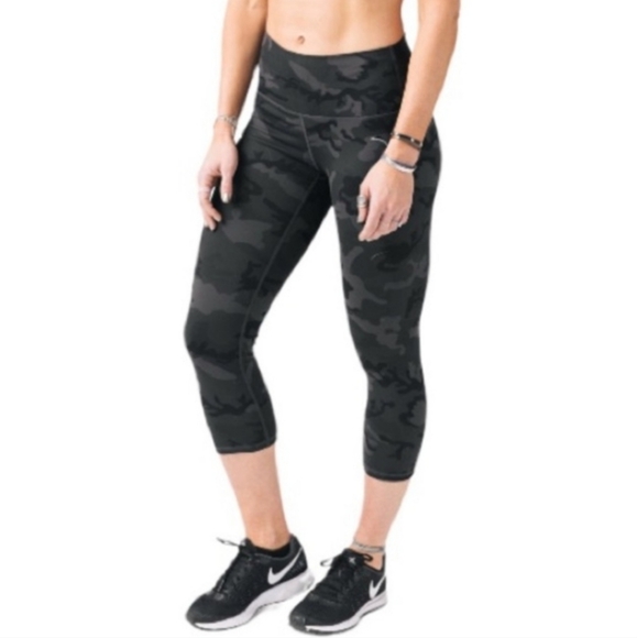ZYIA Pants - Zyia Forest Camo Luxe High-Rise Capri Size 6-8